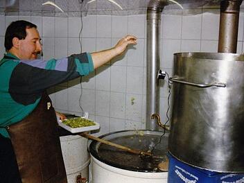 Der Vorsitzende der Himmelkroner Hobbybrauer, Peter Schoberth, am Sudkessel.