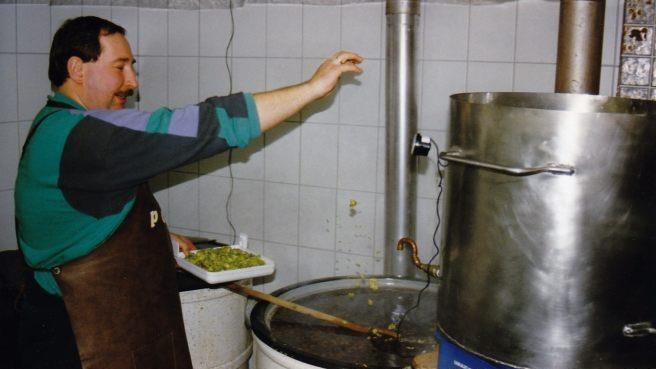 Der Vorsitzende der Himmelkroner Hobbybrauer, Peter Schoberth, am Sudkessel.