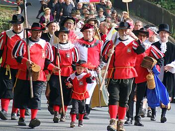 Jetzt geht's los: Der Festumzug in historischen Kostümen gehört zum fixen Programm des Seßlacher Altstadtfestes. Er startet am Sonntag um 11 Uhr vor dem Geyersberger Tor. Foto: Tourist-Info Seßlach
