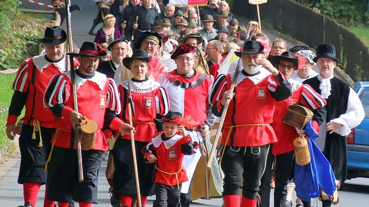 Jetzt geht's los: Der Festumzug in historischen Kostümen gehört zum fixen Programm des Seßlacher Altstadtfestes. Er startet am Sonntag um 11 Uhr vor dem Geyersberger Tor. Foto: Tourist-Info Seßlach