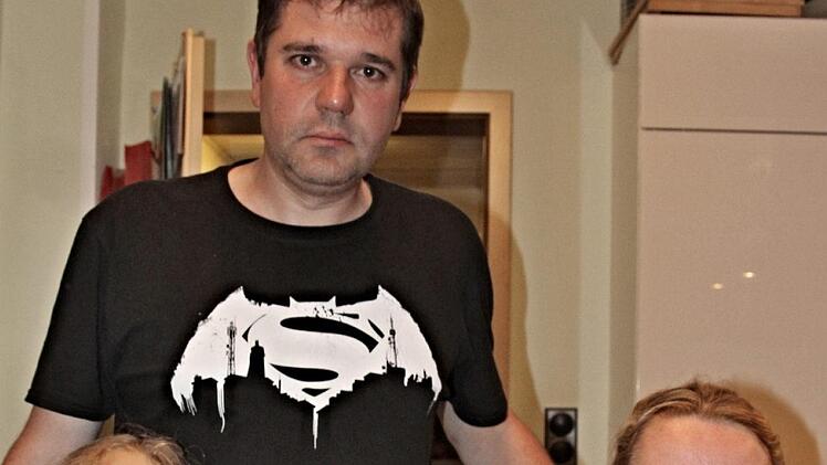 Eine starke Familie, die gemeinsam den Verlust von Joschi, der infolge eines Verkehrsunfalles verstorben ist, versucht zu bewältigen (von links): Antonia-Viktoria, Vater Enrico, Mutter Diana und Sohn Henry. Foto: Helmut Will