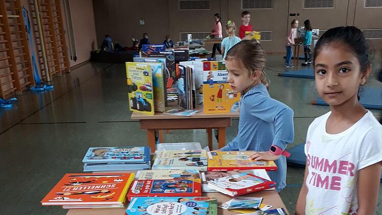 Rund 400 Bücher zu verschiedenen Themenbereichen wurden in einer Buchausstellung an der Henneberg-Grundschule präsentiert. Die Kinder nutzten die Gelegenheit zum Schmökern gerne. Foto: Bernd Czelustek