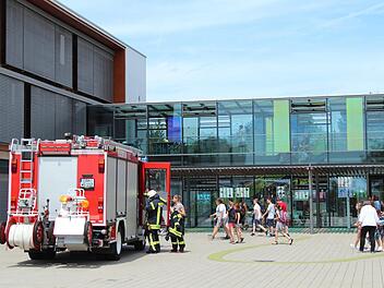 Nach dem Fehlalarm in der Höchstadter Realschule rückte die Feuerwehr schnell wieder ab. Die Schüler, die in den Pausenhof geflüchtet waren, konnten  zurück ins Schulhaus.  Foto: Andreas Dorsch