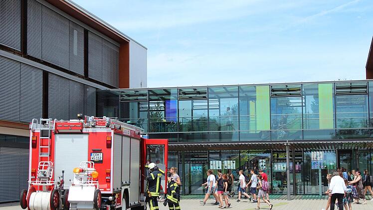 Nach dem Fehlalarm in der Höchstadter Realschule rückte die Feuerwehr schnell wieder ab. Die Schüler, die in den Pausenhof geflüchtet waren, konnten  zurück ins Schulhaus.  Foto: Andreas Dorsch