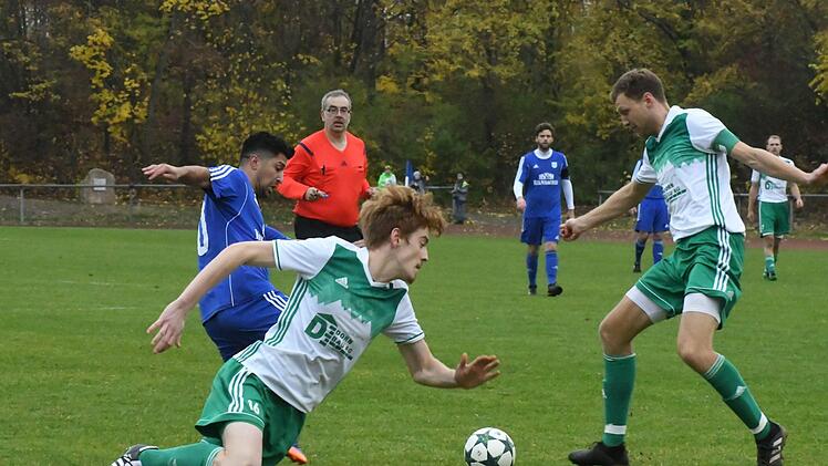 Der nächste Strauchler: Nach der deutlichen Niederlage gegen Tabellenführer FT Schweinfurt, musste sich der SV Riedenberg auch im Derby dem TSV Münnerstadt klar geschlagen geben. Sinnbildlich dafür steht dieser Schnappschuss mit TSV-ler Ahmet Coprak (links) und den Rhönern Vincenz Schaab und Philipp Dorn (rechts).Hopf