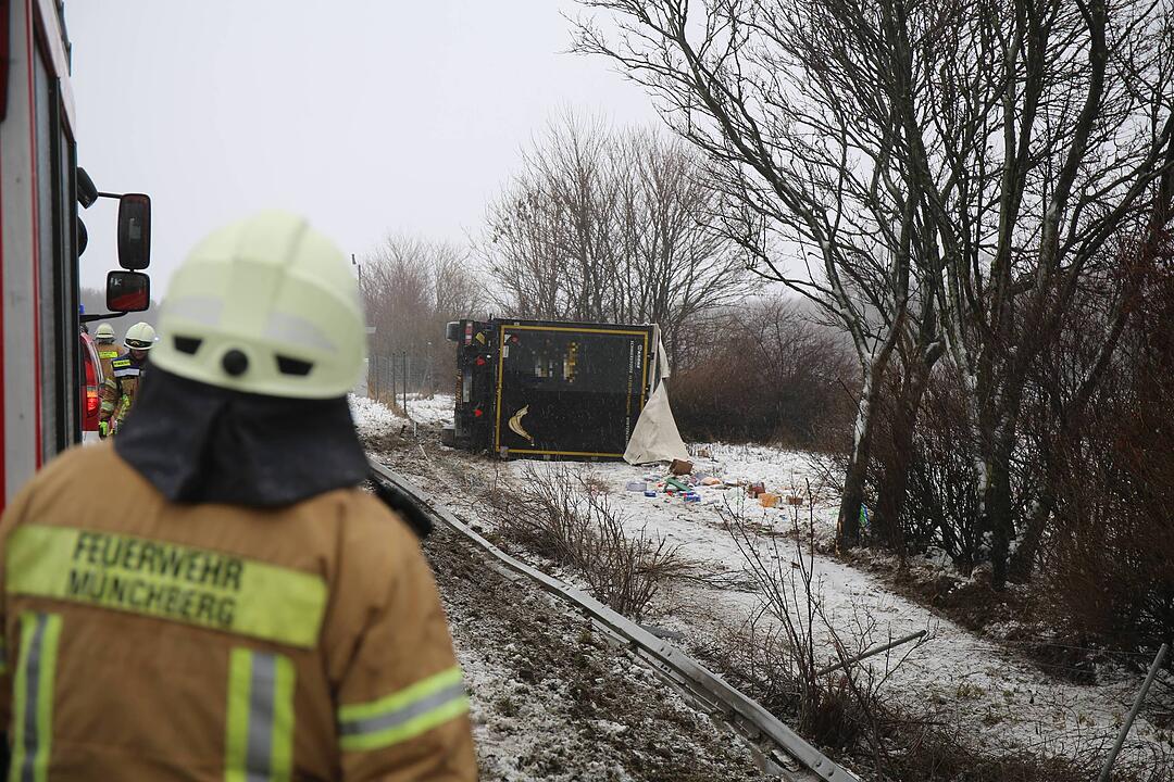 A9 bei Münchberg: Lkw kommt von Fahrbahn ab und kippt um – Autobahn blockiert