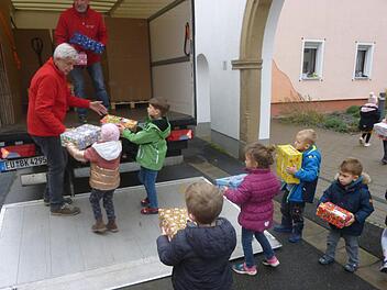 Mit tatkräftiger Unterstützung der Kinder im Burgläurer Kindergarten wurden die Weihnachtspäckchen für Kinder in Südost- und Osteuropa nun in den Transporter geladen und auf die Reise geschickt. Foto: Manfred Mellenthin