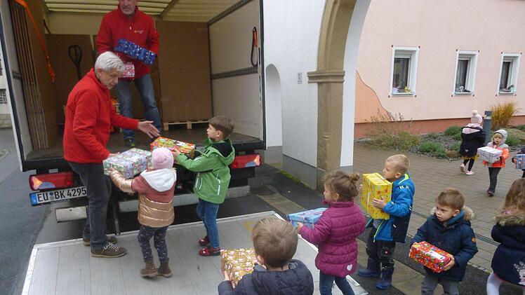 Mit tatkräftiger Unterstützung der Kinder im Burgläurer Kindergarten wurden die Weihnachtspäckchen für Kinder in Südost- und Osteuropa nun in den Transporter geladen und auf die Reise geschickt. Foto: Manfred Mellenthin