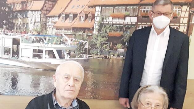 Das Jubelpaar Wolf mit Bürgermeister Möhrlein