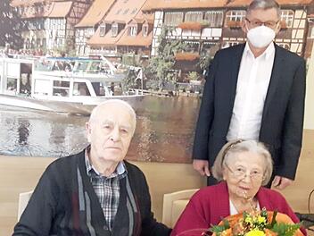 Das Jubelpaar Wolf mit Bürgermeister Möhrlein