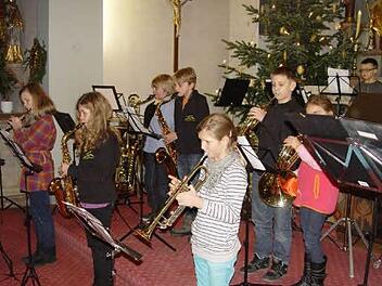 Die jugendlichen Musiker standen im Mittelpunkt des Adventskonzertes in Poppenroth. Fotos: Wolfgang Wimmel