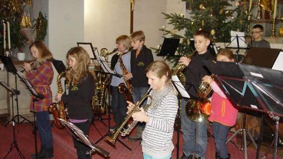 Die jugendlichen Musiker standen im Mittelpunkt des Adventskonzertes in Poppenroth. Fotos: Wolfgang Wimmel