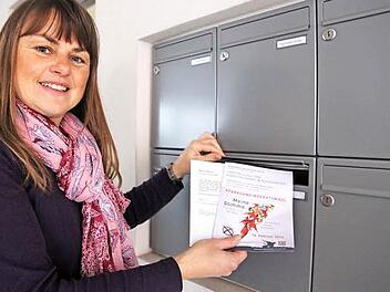 Bis Ende Januar werden in der Pfarrei Ebern die Wahlberechtigungsscheine sowie ein Flyer mit Informationen zur Wahl und der Vorstellung der Kandidaten von vielen Helfern ausgetragen. Pfarramtssekretärin Veronika Müller zeigt die druckfrischen Exemplare.  Foto: Michael Will