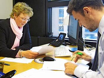 Monika Hohlmeier und ihr Referent Lenard Koschwitz beim Arbeiten im Abgeordnetenbüro im Straßburger Parlamentsgebäude
