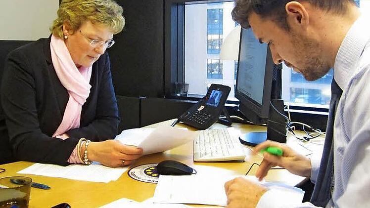 Monika Hohlmeier und ihr Referent Lenard Koschwitz beim Arbeiten im Abgeordnetenbüro im Straßburger Parlamentsgebäude