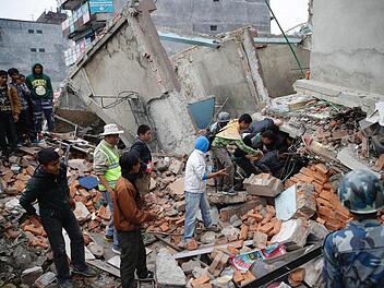 "Fürchterlich, was da passiert ist": Peter Pöhlmann von der Kulmbacher Nepalhilfe kann sich vorstellen, welch verheerende Auswirkung das Erdbeben in Nepal hatte. Unser Bild zeigt Helfer in Kathmandu, die unter den Trümmern nach Überlebenden suchen. Foto: Narendra Shrestha / dpa