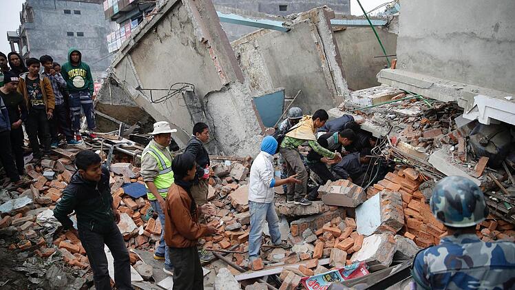"Fürchterlich, was da passiert ist": Peter Pöhlmann von der Kulmbacher Nepalhilfe kann sich vorstellen, welch verheerende Auswirkung das Erdbeben in Nepal hatte. Unser Bild zeigt Helfer in Kathmandu, die unter den Trümmern nach Überlebenden suchen. Foto: Narendra Shrestha / dpa