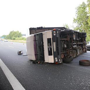 Lkw verliert Hinterreifen und stuerzt um