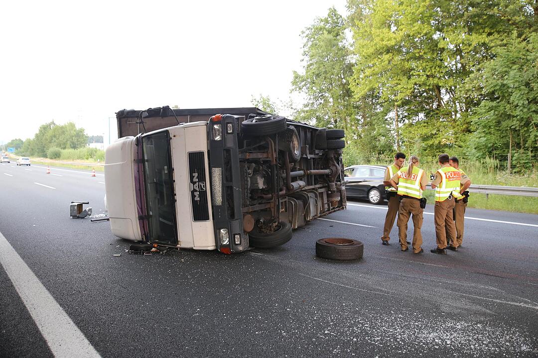 Lkw verliert Hinterreifen und stuerzt um