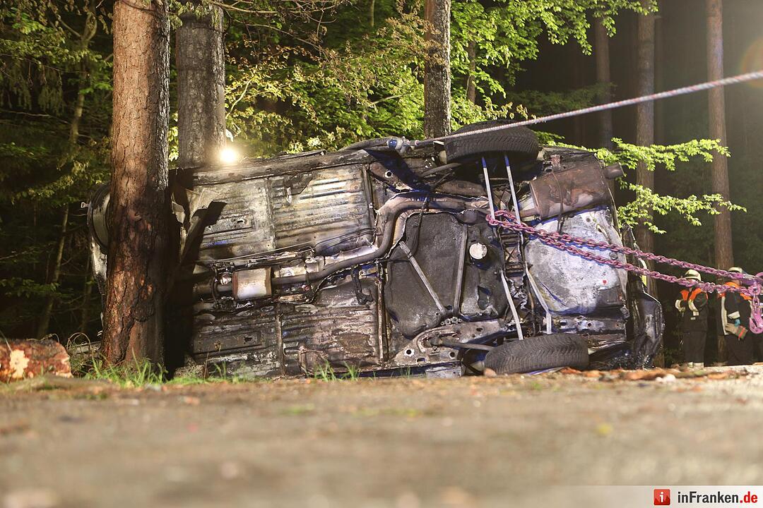 Zwei Menschen verbrennen bei tragischem Unfall bei Eckenhaid