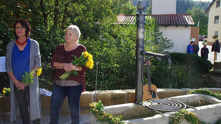 Helga Völker und Regina Wilmer brachten den Stein zur Umgestaltung des Brunnens ins Rollen.