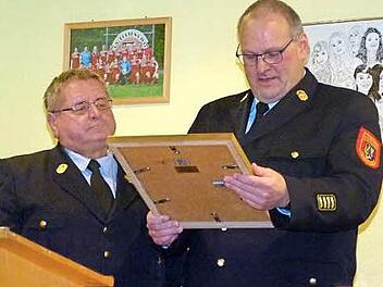 Franz Gareis (l.) erhielt von seinem Nachfolger als Vorsitzender des Kreisfeuerwehrverbands, Stefan Härtlein, eine Urkunde Foto: Werner Oetter