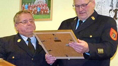 Franz Gareis (l.) erhielt von seinem Nachfolger als Vorsitzender des Kreisfeuerwehrverbands, Stefan Härtlein, eine Urkunde Foto: Werner Oetter