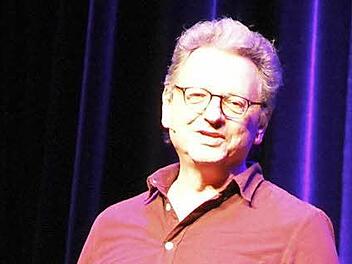 Günter Grünwald auf der Bühne zu erleben, war für die Gäste in der ausverkauften Stadthalle ein fantastisches Vergnügen. Foto: Klaus Klaschka