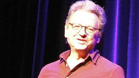 Günter Grünwald auf der Bühne zu erleben, war für die Gäste in der ausverkauften Stadthalle ein fantastisches Vergnügen. Foto: Klaus Klaschka