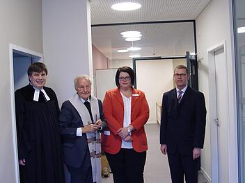 Nach dem Rundgang (von links): Carsten Friedel, Karl Ebner,  Kerstin Stumpff-Griebe und Markus Schäfer. Brigitta Kempe-Wolf