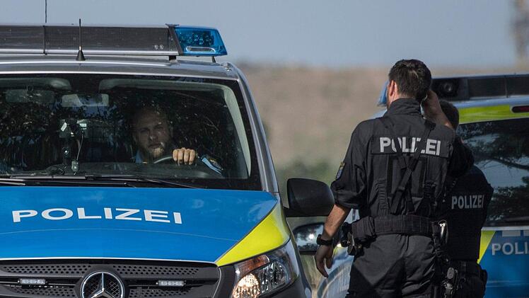Ali B., der mutmaßliche Vergewaltiger und Mörder der 14-jährigen Susanna F., soll am Abend in Frankfurt landen. Angeblich hat er in kurdischer Haft die Tat gestanden. Symbolfoto: Boris Roessler/dpa
