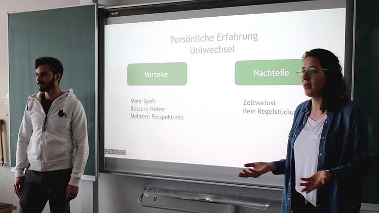 eo Gerschmann (links) und Anna Zink klären über das Studium Chemie  und Biochemie auf .Johanna Blum