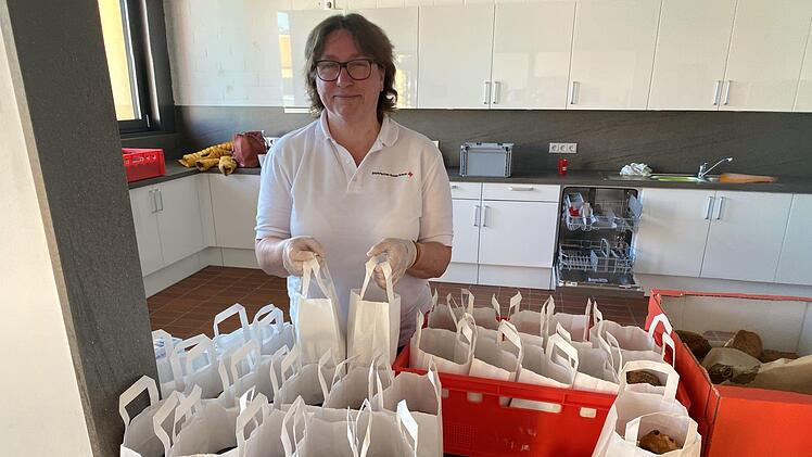 Auf die gemütliche Brotzeit zusammen mit anderen Blutspendern müssen die Gäste diesmal verzichten. Sicherheit geht vor, Kontakte untereinander sollen auf ein Mindestmaß beschränkt werden. Deshalb gibt es derzeit lediglich Lunchpakete für die Spender, die Helferin Elisabeth Schneider zusammenpackt.