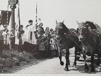 Pfarrer Braum verabschiedete die Vierzehnheiligen-Wallfahrer 1960 mit einem Segen. Foto: Archiv Hennebergmuseum/Repro: 'Heike Beudert