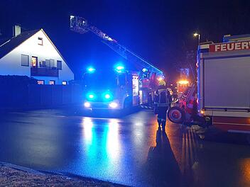 Rettung über Drehleiter - Feuerwehr Bubenreuth holt Patienten vom Balkon