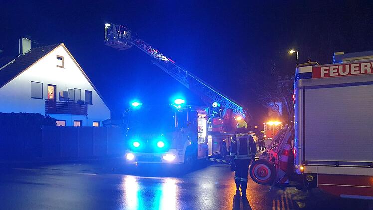 Rettung über Drehleiter - Feuerwehr Bubenreuth holt Patienten vom Balkon