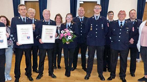 Ehrungen und Neuwahlen standen im Vordergrund der Jahreshauptversammlung. Unser Bild zeigt (von links) Ottmar Neff, Simone Schaller, Dirk Strobel, Kreisbrandinspektor Horst Tempel, Alfred Schreier, Bürgermeisterin Doris Leithner-Bisani, Petra Bär, Lukas Ott, Vincent Backer, Dominik Müller, Vorsitzenden Matthias Mayer, Denis Ströhlein und Kerstin Ott.