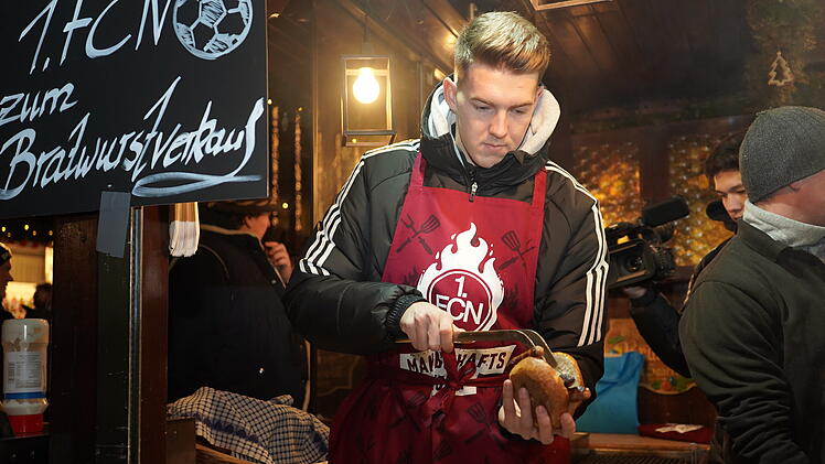 FCN-Spieler Florian Flick beim Mannschaftsgrillen auf dem Christkindlesmarkt 2023