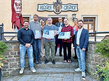 Freuen sich über den ersten Lehrgangsabschluss: (von links) Matthias Erlwein, Hubertus Auernhammer, Jacqueline Schrittenlocher, Heiko Bühler, Tobias Auernhammer, Dominik Schmid, Maresa Brückner, IHK Würzburg Schweinfurt, und Benedikt Gutermuth.