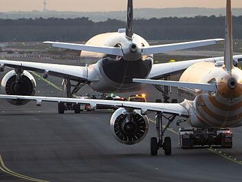 Flugzeuge im Abendlicht