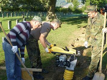 Die Großwenkheimer Reservisten (von links) Martin Ziegler, Günther Behr und Richard Schleier arbeiteten auf dem Soldatenfriedhof in Niedernbronn. Foto: Anton Then
