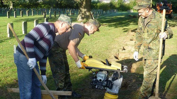 Die Großwenkheimer Reservisten (von links) Martin Ziegler, Günther Behr und Richard Schleier arbeiteten auf dem Soldatenfriedhof in Niedernbronn. Foto: Anton Then