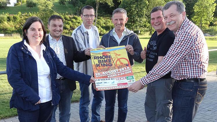 Die Akteure präsentieren das diesjährige RBK-Plakat. Das Bild zeigt von links: Sonja Reubelt, Harald Omert, Siegfried Neumannm, Claus Kleinhenz, Dirk Zehe und Dieter Feller.  Foto: Marion Eckert