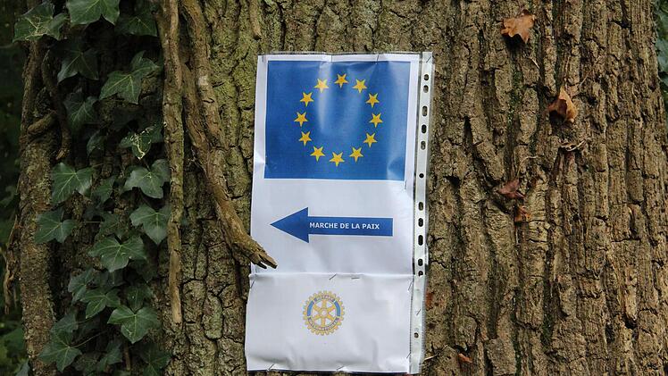 Zum Frieden geht es hier entlang: Wegweiser auf der Strecke des Marsches.