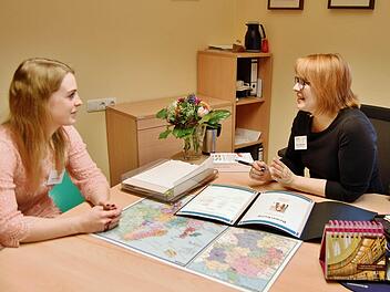 Auch Kristin Körblein (21, links) musste sich vor ihrer Einstellung als Auszubildende bei der Ausbildungsbeauftragten der Heiligenfeld-Kliniken, Bianca Wesemann, im persönlichen Gespräch präsentieren. Foto: Sigismund von Dobschütz