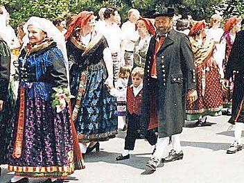 Die Frauen mit traditionell gebundenen Kopftüchern zur Tracht und Männer mit dem Dreispitz sind ein Hingucker bei Umzügen.