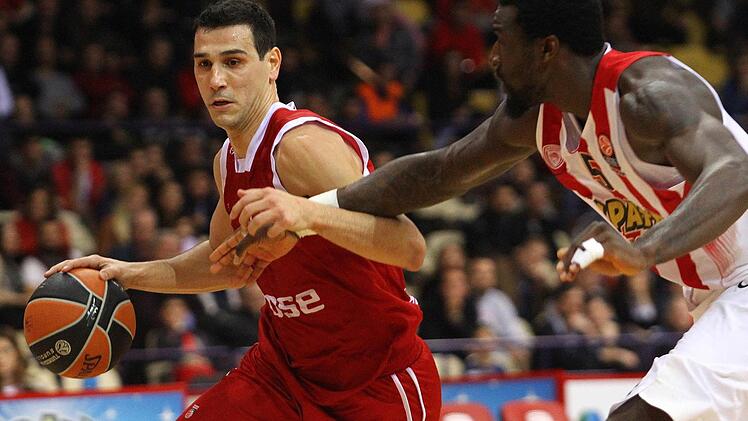 Nikos Zisis (links) im Duell mit Center Othello Hunter von Olympiakos Pir&auml;us. Das Hinspiel in Griechenland gewannen die Bamberger sensationell mit 77:72.  Foto: Spyros Chorchoubas, dpa/EPA