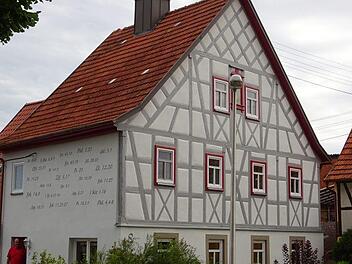 Das schmucke Fachwerk und die außergewöhnliche Beschriftung der Westfassade mit Hinweis auf verschiedene Bibelstellen. Foto: Anton Then