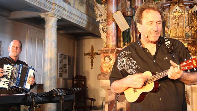 Clemens Bittlinger (rechts) begeisterte die Konzertbesucher in Wonsees mit seinen Liedern, die zum Nachdenken anregten. Ein echter Profi ist auch David Pl&uuml;ss, Keyboardvirtuose und Akkordeonspieler. Fotos: Sonny Adam