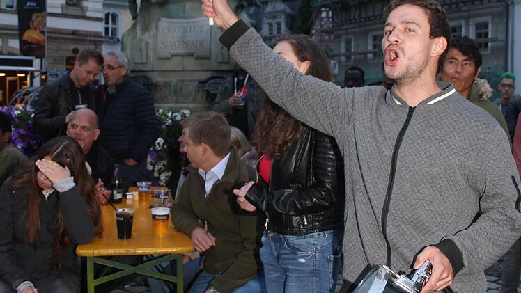 Der Trommler heizte den Kulm-bacher Fußballfans ein. Foto: Sonny Adam